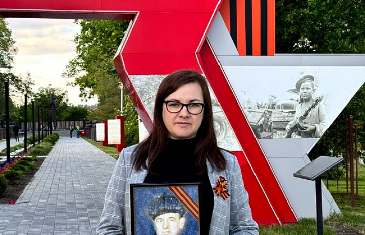 "Нет в России семьи такой, где б не памятен  был свой герой".