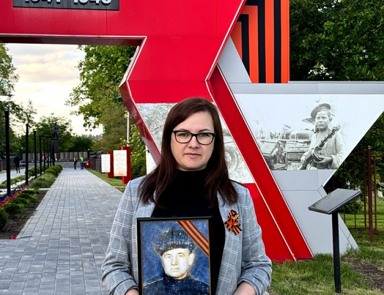 "Нет в России семьи такой, где б не памятен  был свой герой".
