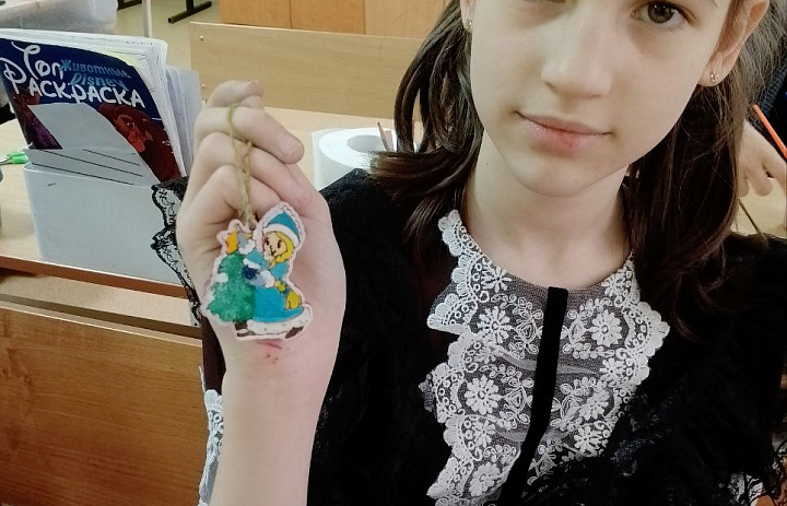 Раскрась свою ёлочную игрушку!
