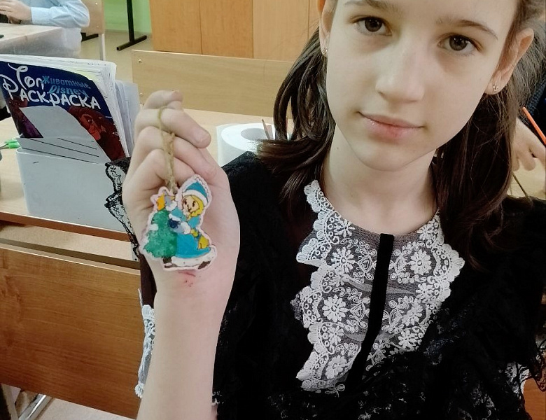 Раскрась свою ёлочную игрушку!