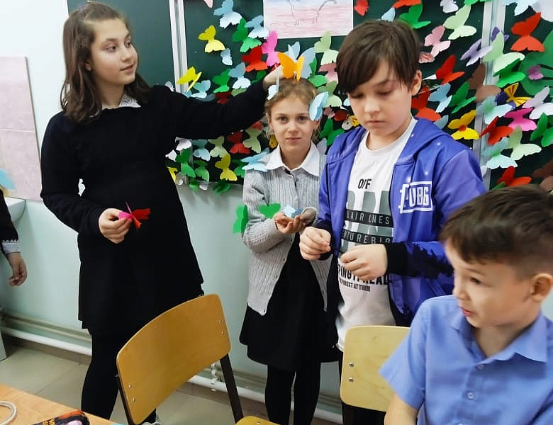 Обучающиеся объединения "Солнышко в руках" приняли участие в акции "Бабочки памяти".