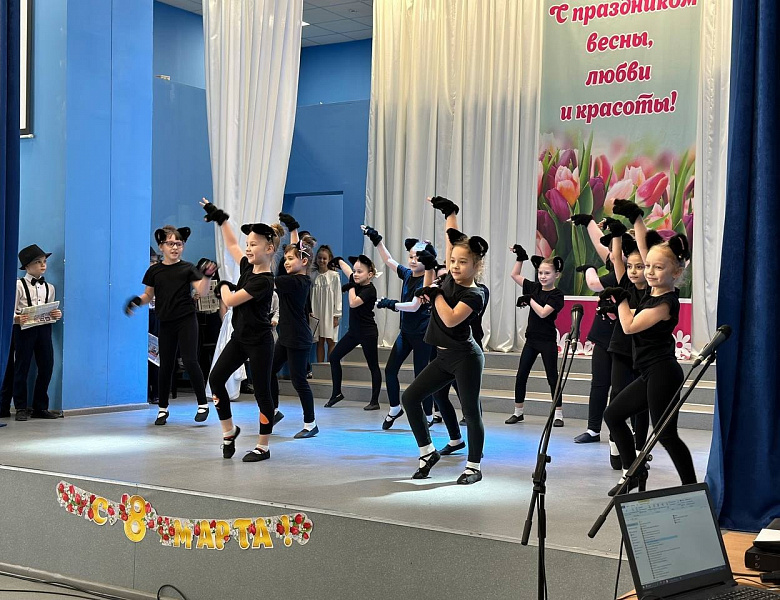 Обучающиеся объединения "Карусель"  поздравляют с праздником.