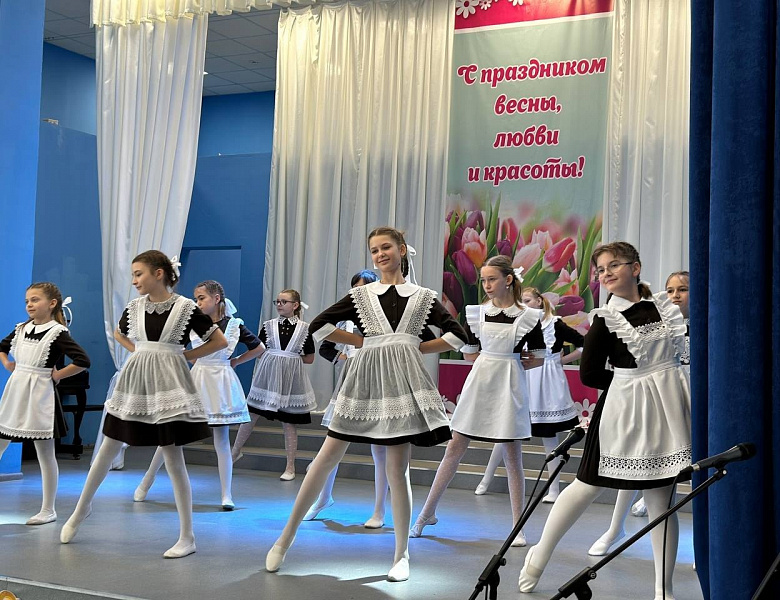 Обучающиеся объединения "Карусель"  поздравляют с праздником.