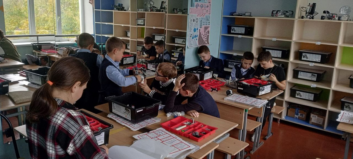 В объединениях "Атом" , "Робот и Я" кипит работа.