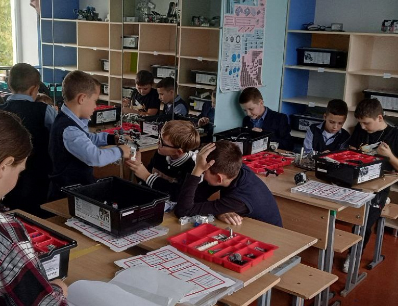 В объединениях "Атом" , "Робот и Я" кипит работа.