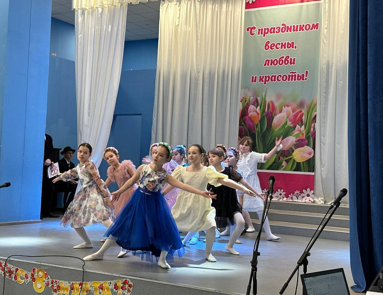 Обучающиеся объединения "Карусель"  поздравляют с праздником.