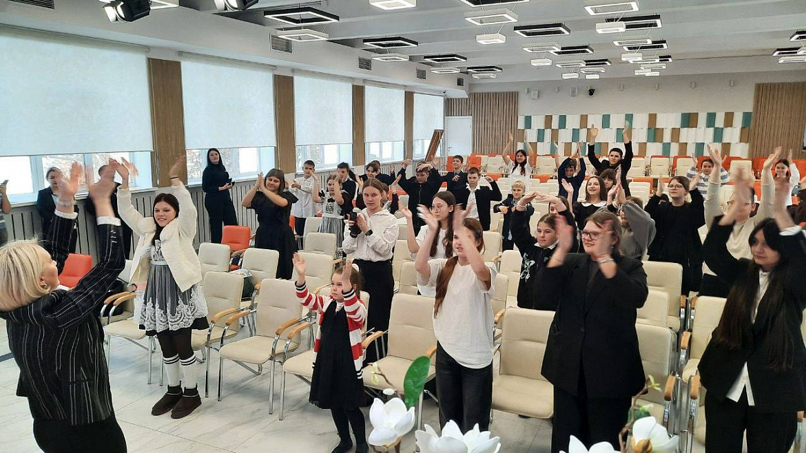  Единство – наша сила! Познавательно-игровая программа "Главное вместе" 