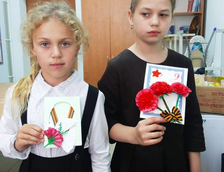 Обучающиеся объединения "Солнышко в руках"  изготовили поздравительные открытки с Днём Победы.