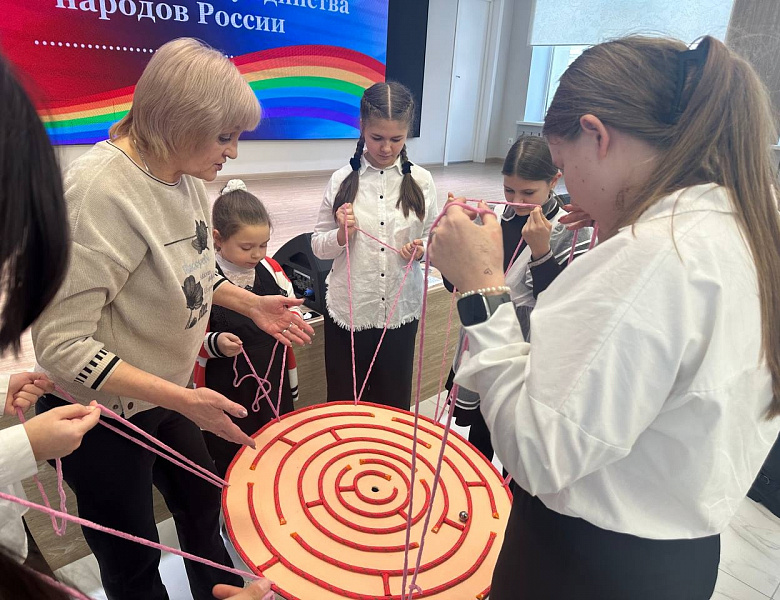  Единство – наша сила! Познавательно-игровая программа "Главное вместе" 