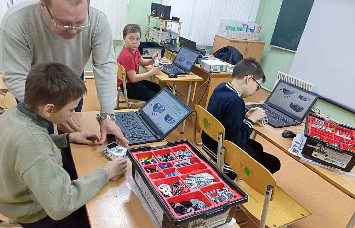 Выездное занятие по робототехнике и моделированию 3D ручкой 